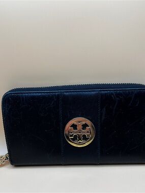 Tory Burch Black Leather Zip-Around Wallet with Logo Good condition